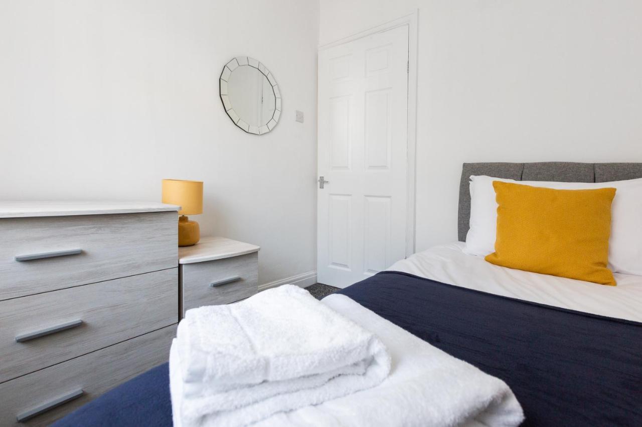 Connaught House - Wi-fi, Parking, Contractors Holiday home *